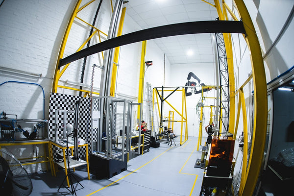 En nuestro laboratorio de última generación utilizamos equipos de ensayo de alta precisión que reproducen accidentes reales y permiten comprobar la eficacia de cada sistema de protección.