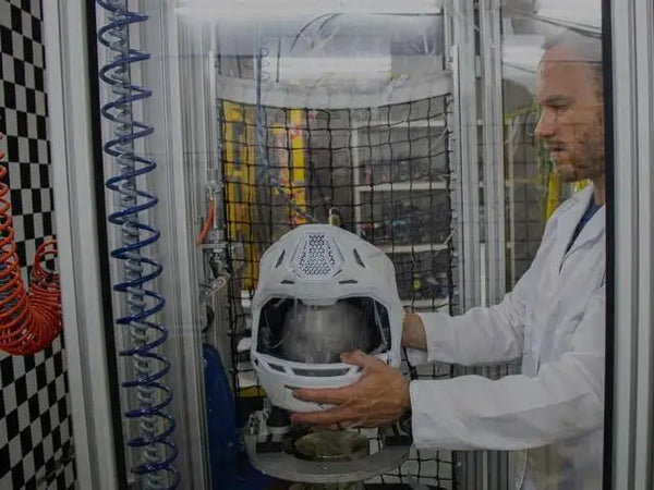 Nuestro equipo multidisciplinar, compuesto por expertos en biomecánica, ingenieros y científicos de materiales, une fuerzas para dar vida a tecnologías de protección pioneras.